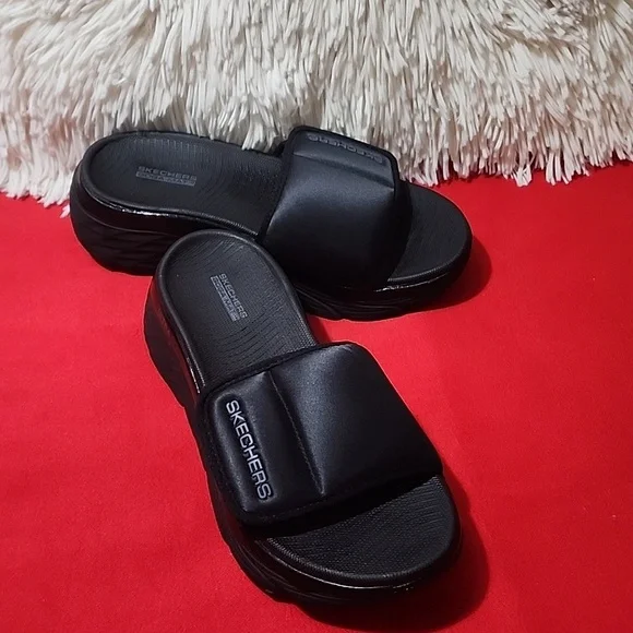 Skechers Women's, Max Cushioning - Exclusive Sandal - Picture 4 of 11